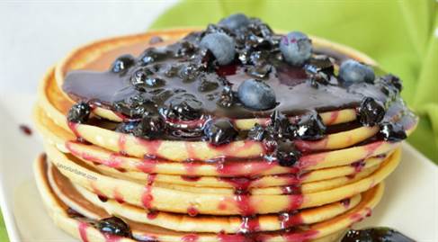 Pancakes-Clatite-americane-cu-sos-de-afine